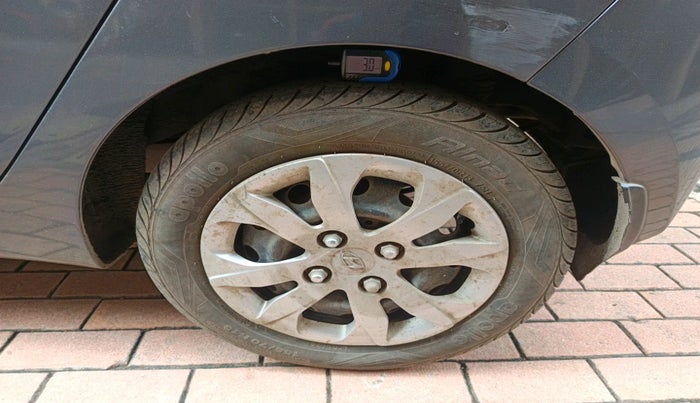 2015 Hyundai Eon SPORTZ, Petrol, Manual, 35,100 km, tyre