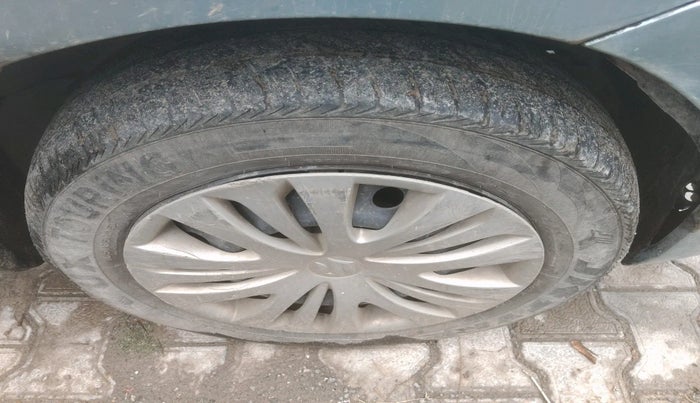 2015 Maruti Ertiga VXI, Petrol, Manual, 2,65,261 km, tyre