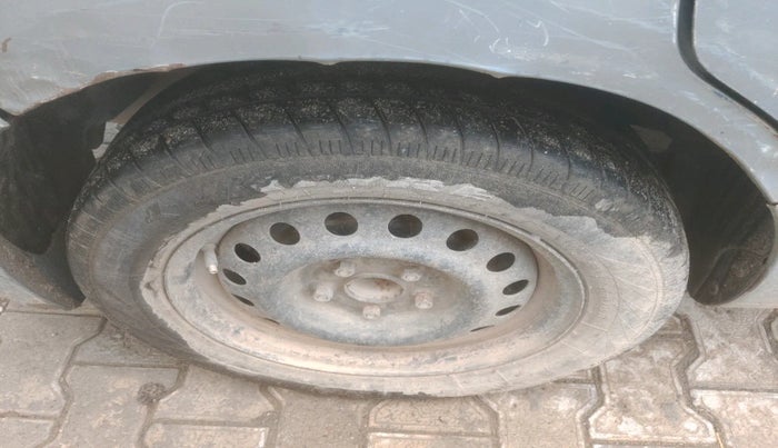 2015 Maruti Ertiga VXI, Petrol, Manual, 2,65,261 km, tyre