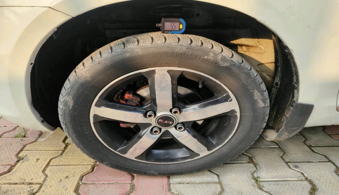 2015 Maruti Swift LXI (O), Petrol, Manual, 70,248 km, tyre