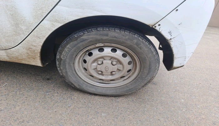 2014 Hyundai Eon ERA +, Petrol, Manual, 94,371 km, tyre