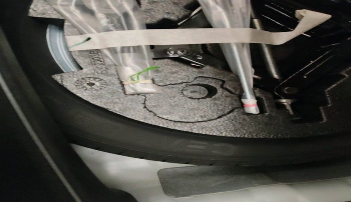 2025 Mahindra XUV 3XO AX5 1.2 L TCMPFi, Petrol, Manual, 3,143 km, tyre