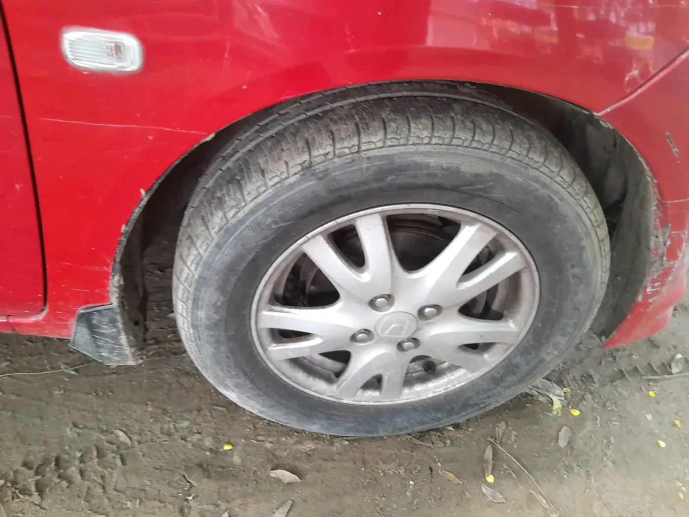 2012 Honda Brio V MT, Petrol, Manual, 85,500 km, tyre