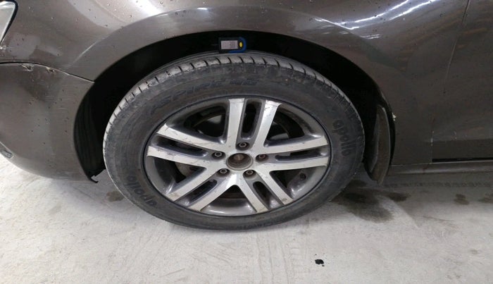 2011 Volkswagen Jetta COMFORTLINE 1.9 TDI AT, Diesel, Automatic, 1,09,089 km, tyre