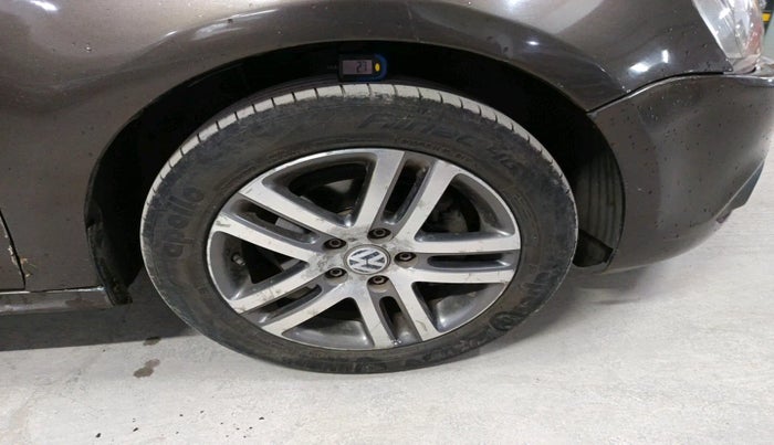 2011 Volkswagen Jetta COMFORTLINE 1.9 TDI AT, Diesel, Automatic, 1,09,089 km, tyre