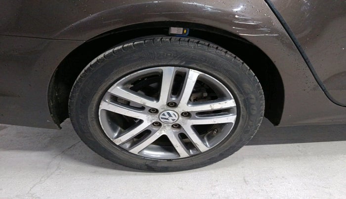 2011 Volkswagen Jetta COMFORTLINE 1.9 TDI AT, Diesel, Automatic, 1,09,089 km, tyre
