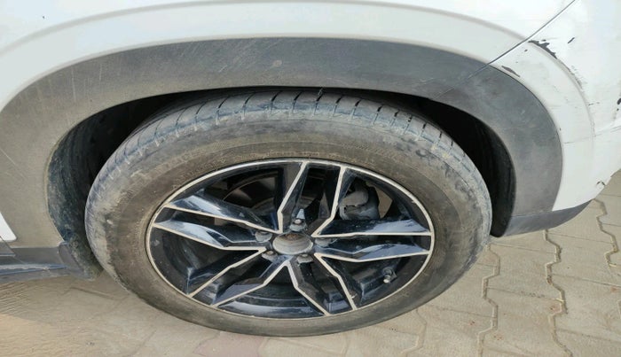 2021 Hyundai ALCAZAR PLATINUM(O) 6STR 1.5 AT, Diesel, Automatic, 1,41,343 km, tyre