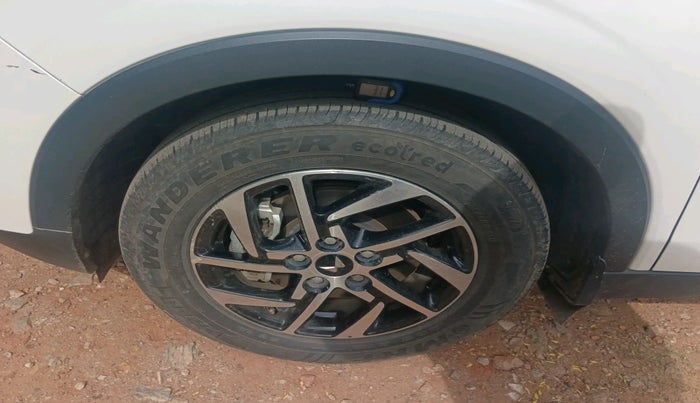 2022 Mahindra XUV300 W8 1.2 PETROL, Petrol, Manual, 37,295 km, tyre