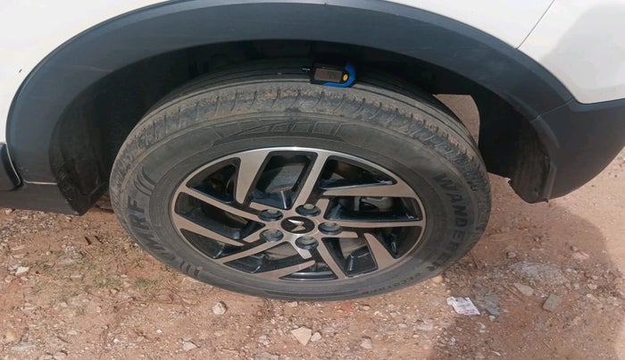 2022 Mahindra XUV300 W8 1.2 PETROL, Petrol, Manual, 37,295 km, tyre