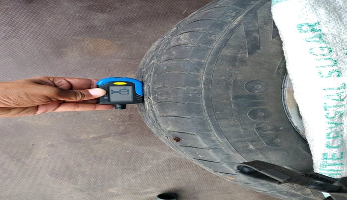 2017 Toyota Innova Crysta 2.4 GX 8 STR, Diesel, Manual, 1,42,000 km, tyre