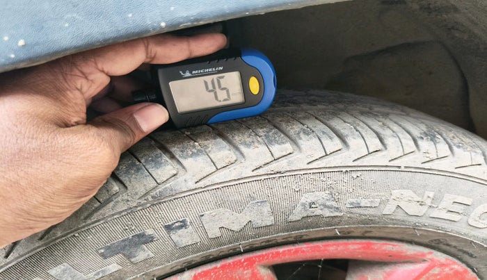 2017 Renault Kwid 1.0 RXT 02 Anniversary Edition, Petrol, Manual, 67,194 km, tyre