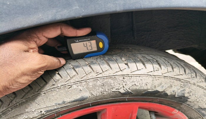 2017 Renault Kwid 1.0 RXT 02 Anniversary Edition, Petrol, Manual, 67,194 km, tyre