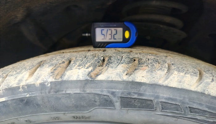 2020 Mahindra XUV300 W8 1.2 PETROL, Petrol, Manual, 63,273 km, tyre