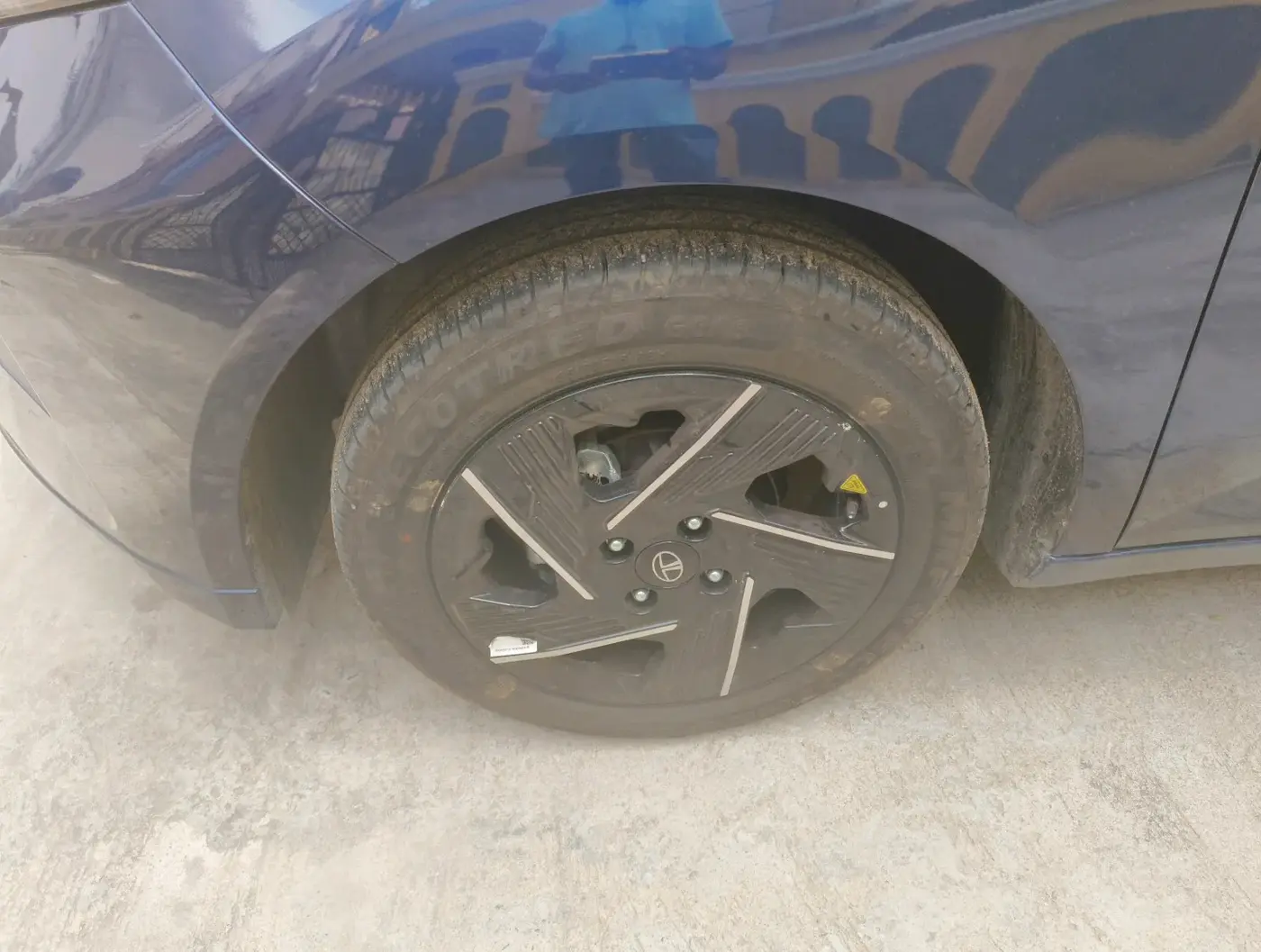 2025 Tata ALTROZ Accomplished S Petrol 5 MT, Petrol, Manual, 436 km, tyre
