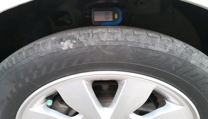 2014 Hyundai Xcent SX 1.2, Petrol, Manual, 1,23,325 km, tyre