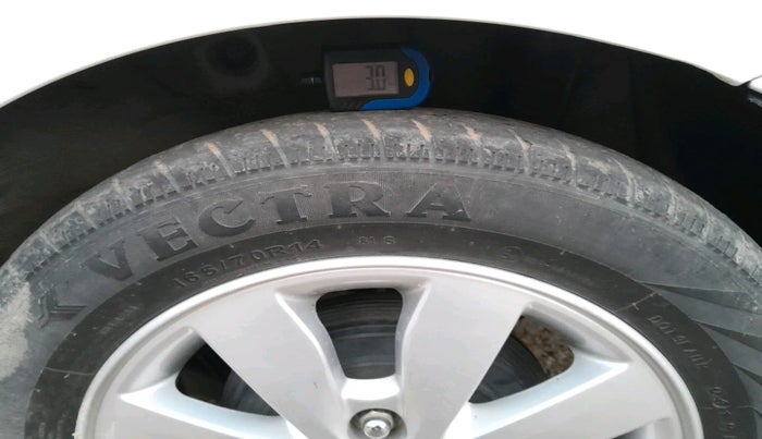 2014 Hyundai Xcent SX 1.2, Petrol, Manual, 1,23,325 km, tyre