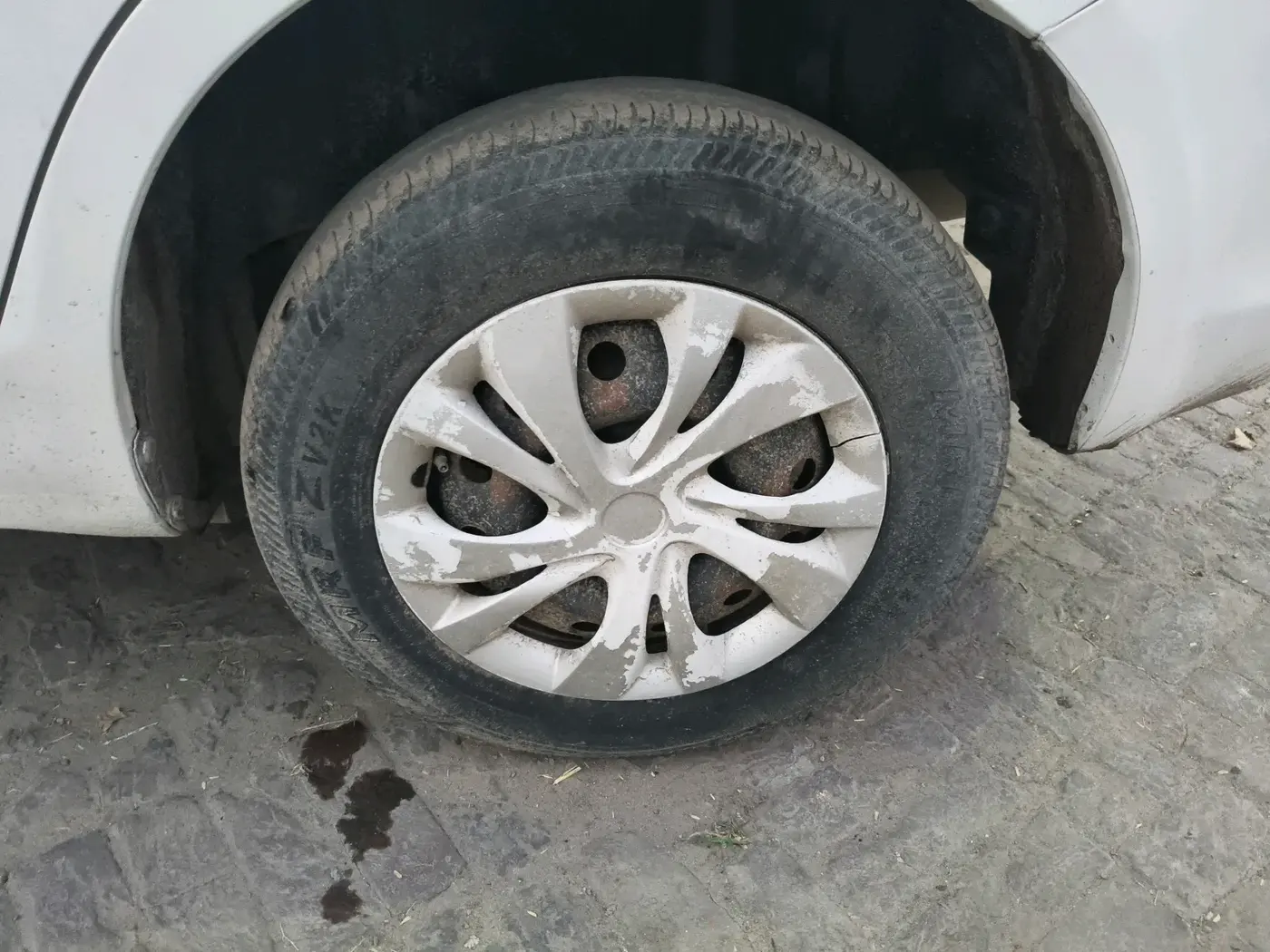 2015 Maruti Swift Dzire VXI, Petrol, Manual, 90,000 km, tyre