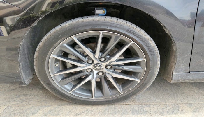 2023 Toyota Camry HYBRID, Hybrid, Automatic, 23,027 km, tyre