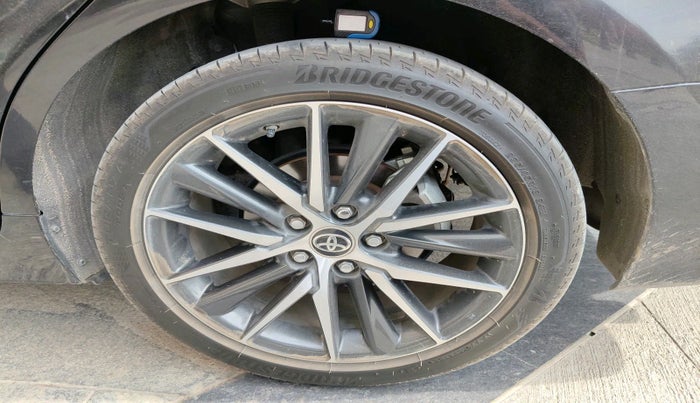 2023 Toyota Camry HYBRID, Hybrid, Automatic, 23,027 km, tyre