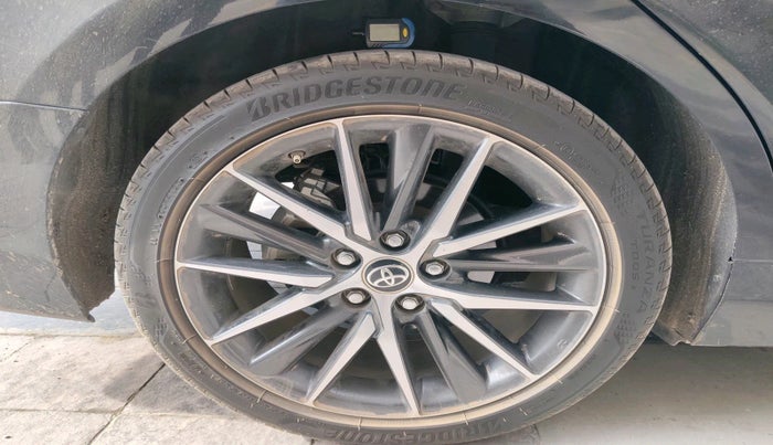2023 Toyota Camry HYBRID, Hybrid, Automatic, 23,027 km, tyre