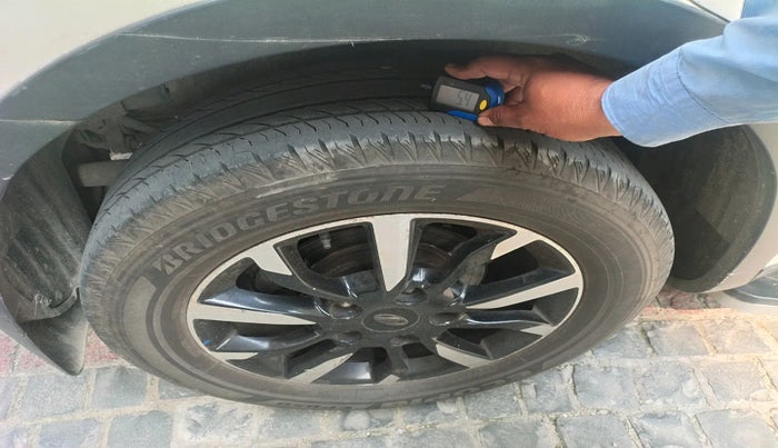 2018 Mahindra XUV500 W11 AT, Diesel, Automatic, 1,12,023 km, tyre