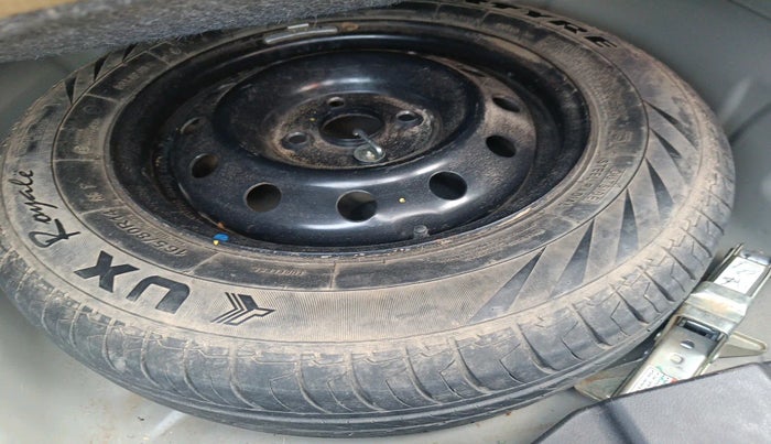 2022 Maruti Dzire VXI CNG, Petrol, Manual, 37,083 km, tyre