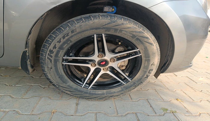 2022 Maruti Dzire VXI CNG, Petrol, Manual, 37,083 km, tyre