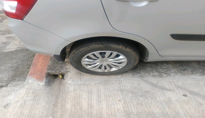 2015 Maruti Swift Dzire VXI, Petrol, Manual, 1,11,902 km, tyre