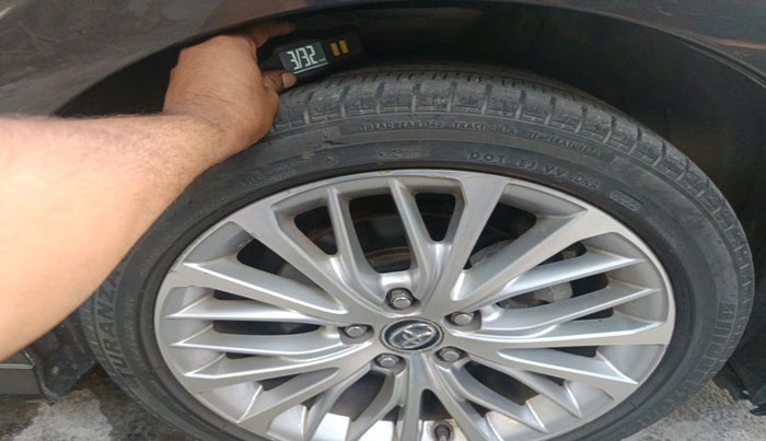 2019 Toyota Camry HYBRID, Hybrid, Automatic, 64,775 km, tyre