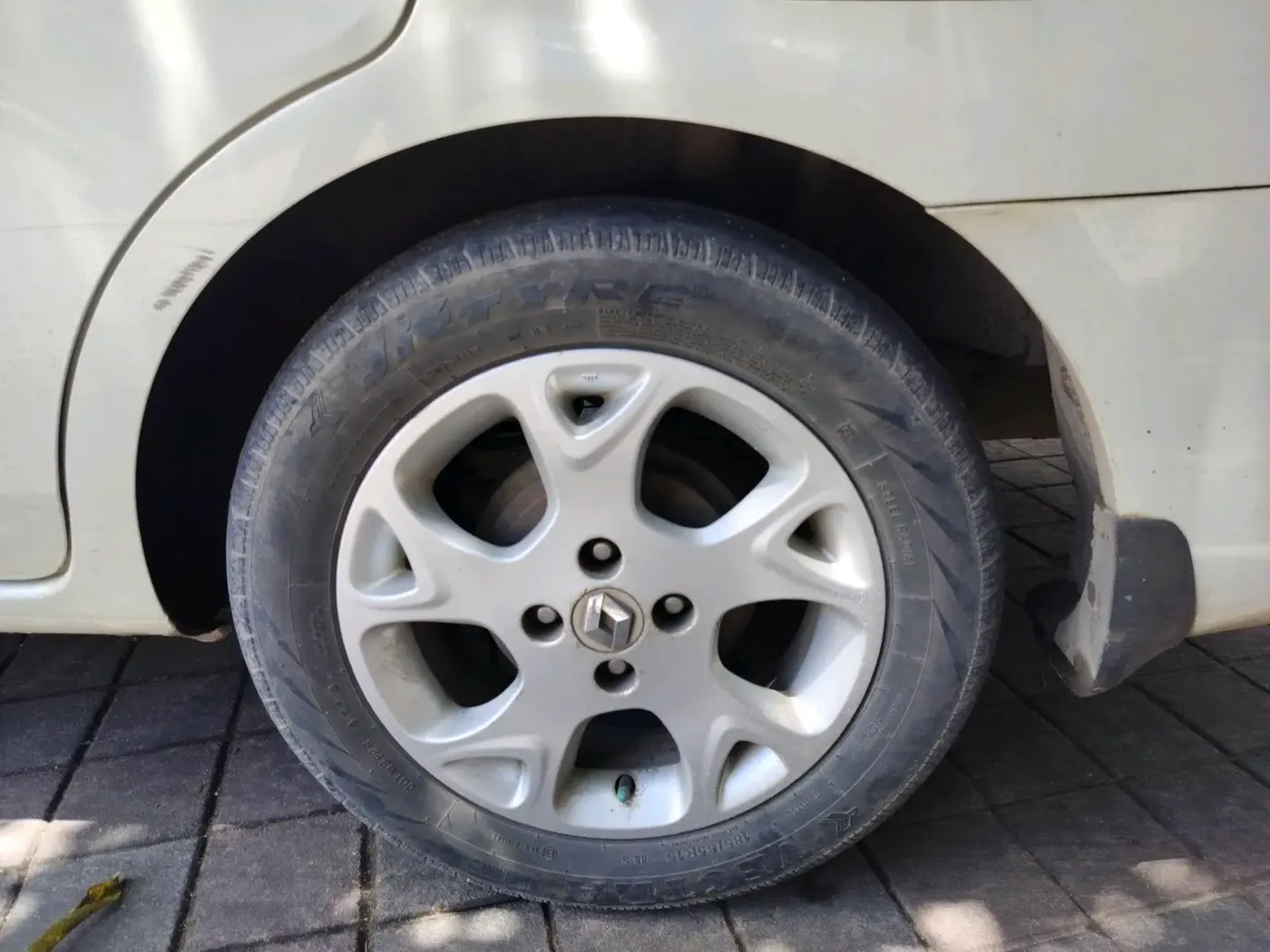 2012 Renault Scala RXZ DIESEL, Diesel, Manual, 1,29,280 km, tyre