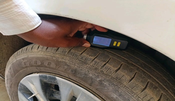 2020 Maruti Ertiga VXI CNG, Petrol, Manual, 95,771 km, tyre