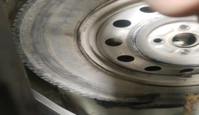 2015 Maruti Swift VXI, Petrol, Manual, 90,347 km, tyre