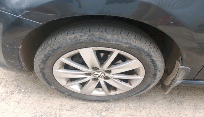 2015 Volkswagen Polo HIGHLINE1.2L, Petrol, Manual, 1,49,381 km, tyre