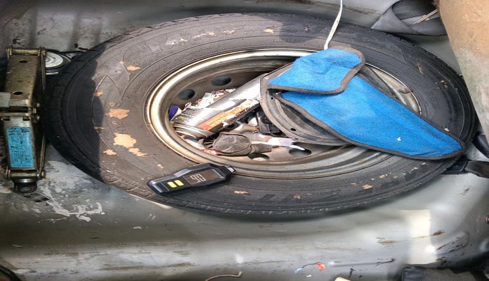 2015 Hyundai Eon ERA +, Petrol, Manual, 72,724 km, tyre