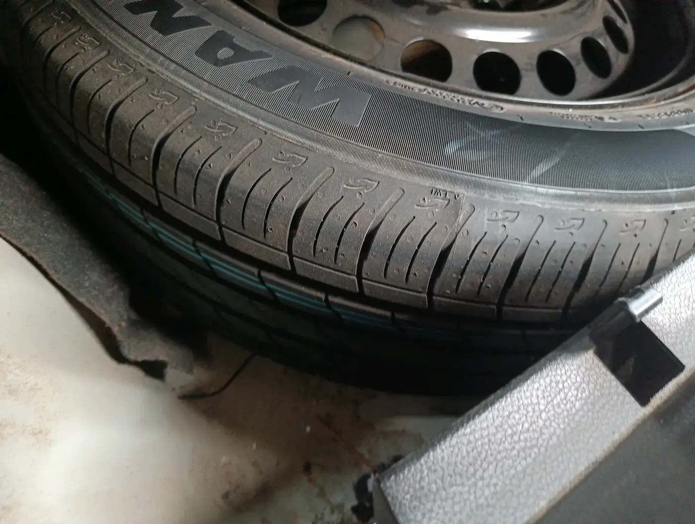 2024 Maruti BREZZA LXI S- CNG, CNG, Manual, 35,246 km, tyre