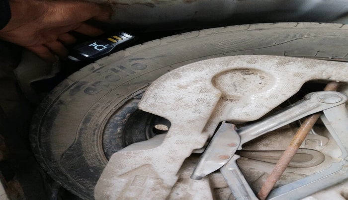 2011 Nissan Micra XV DIESEL, Diesel, Manual, 1,89,570 km, tyre