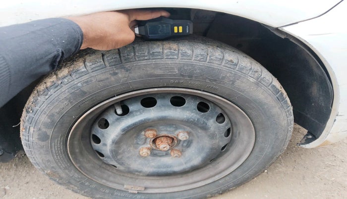 2011 Nissan Micra XV DIESEL, Diesel, Manual, 1,89,570 km, tyre