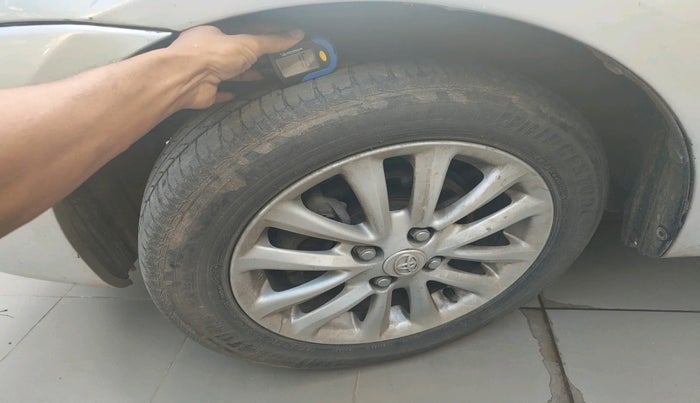 2011 Toyota Etios V, Petrol, Manual, 1,79,692 km, tyre