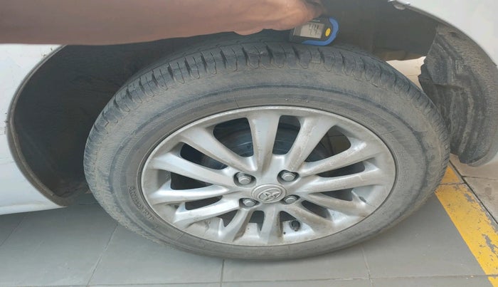 2011 Toyota Etios V, Petrol, Manual, 1,79,692 km, tyre