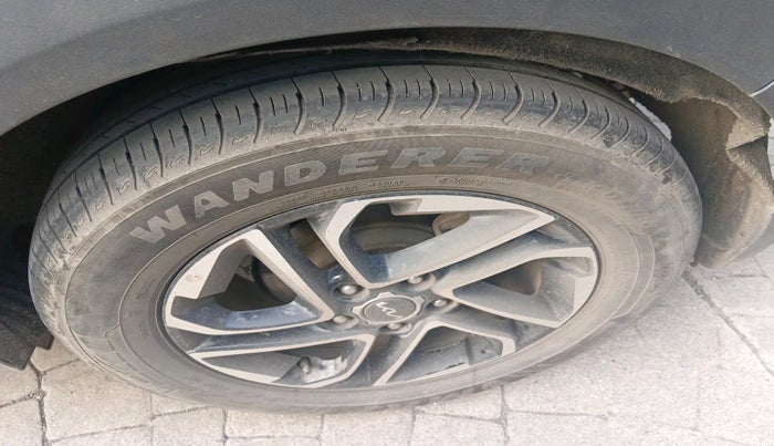 2023 KIA CARENS LUXURY PLUS 1.5 PETROL DCT 7 STR, Petrol, Automatic, 27,619 km, tyre