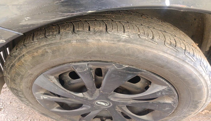 2011 Ford Figo TITANIUM 1.4 DIESEL, Diesel, Manual, 1,30,841 km, tyre