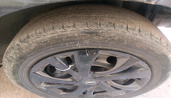 2011 Ford Figo TITANIUM 1.4 DIESEL, Diesel, Manual, 1,30,841 km, tyre