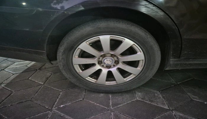 2011 Mercedes Benz E Class E 250 CDI ELEGANCE, Diesel, Automatic, 1,05,306 km, tyre