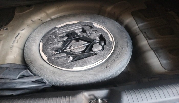 2014 Hyundai New Elantra 1.6 SX AT DIESEL, Diesel, Automatic, 1,06,304 km, tyre