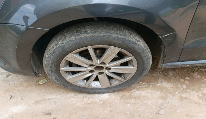 2015 Volkswagen Polo HIGHLINE1.2L, Petrol, Manual, 82,647 km, tyre