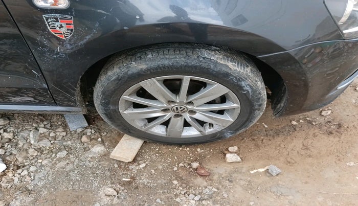 2015 Volkswagen Polo HIGHLINE1.2L, Petrol, Manual, 82,647 km, tyre