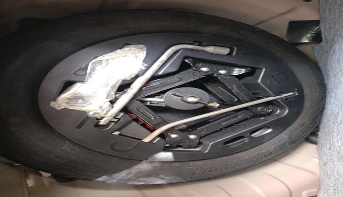 2017 Mahindra Kuv100 K6 6 STR, Petrol, Manual, 36,401 km, tyre