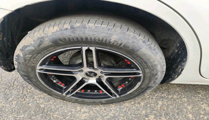 2017 Maruti Dzire VXI, Petrol, Manual, 2,10,534 km, tyre