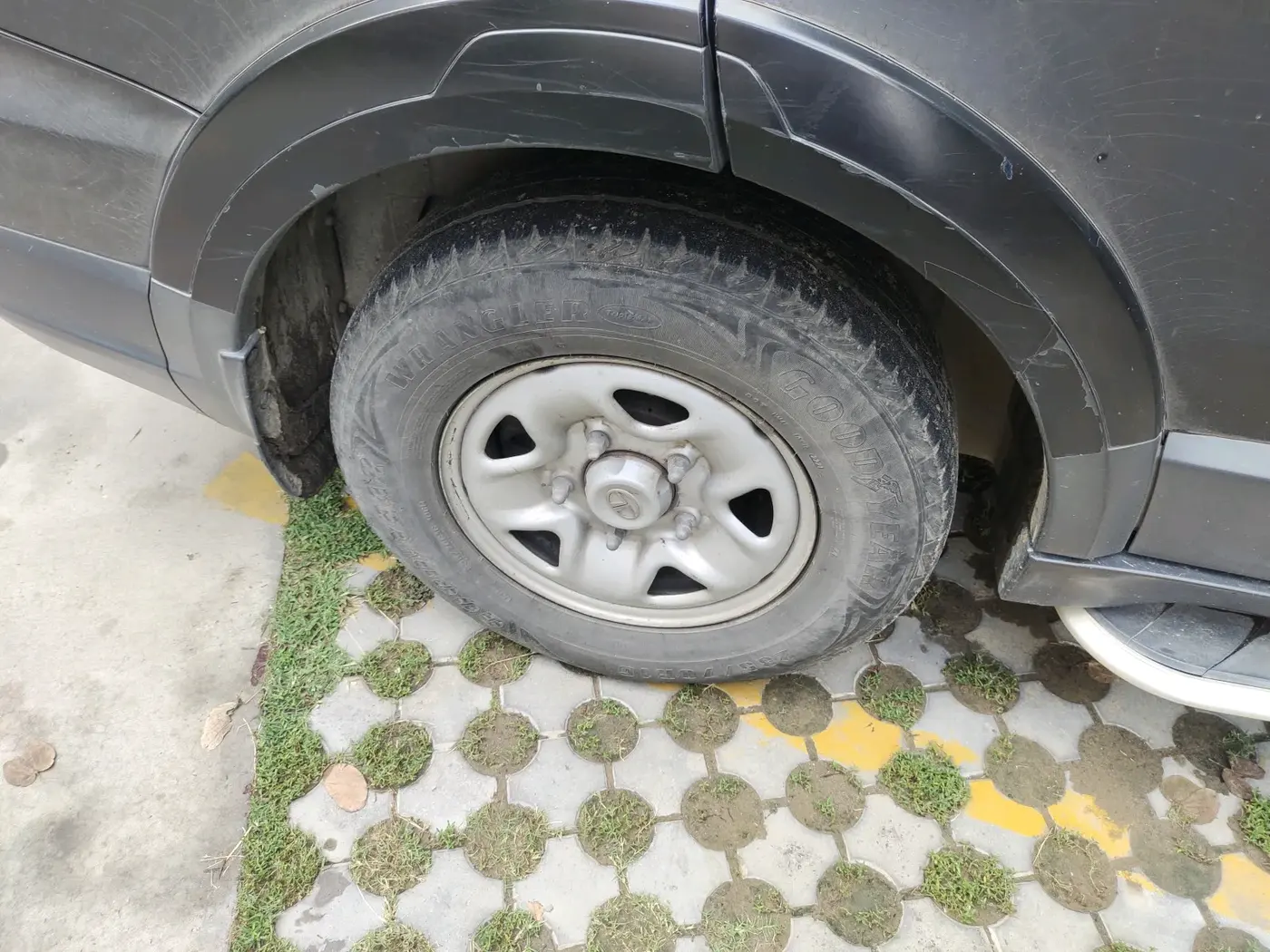 2017 Tata Hexa XM 4X2 7 STR, Diesel, Manual, 1,52,832 km, tyre