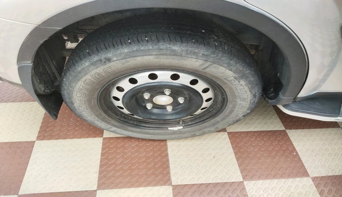 2016 Mahindra XUV500 W6 AT, Diesel, Automatic, 25,850 km, tyre